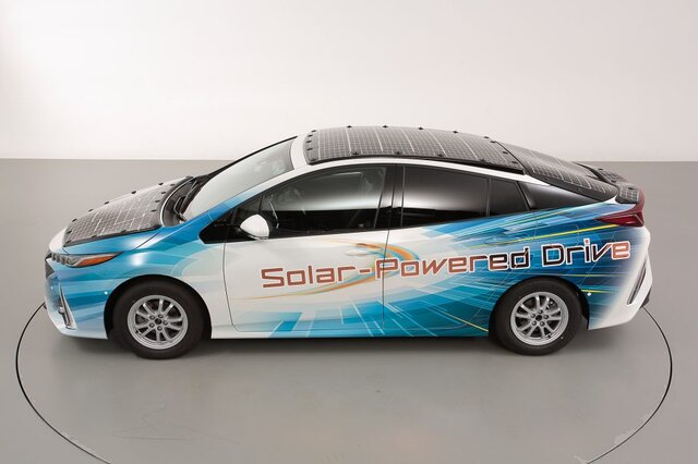 خودروی برقی که سقف آن پنل خورشیدی دارد!
