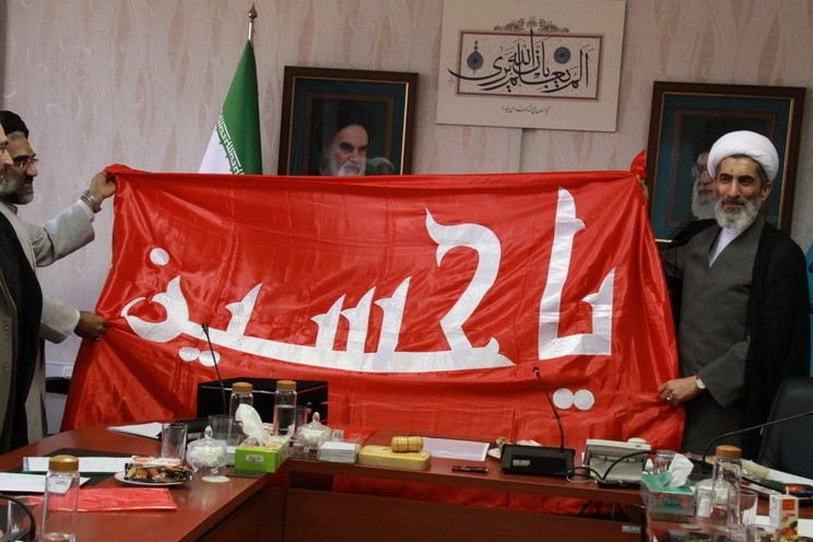 پرچم حرم امام حسین(ع) واسطه بخشش می‌شود