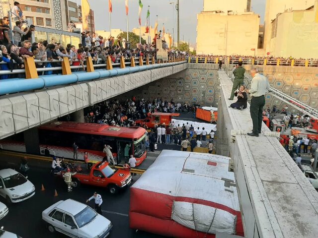 دختر جوان با تصمیم خودکشی بزرگراه امام علی را بند آورد+ تصاویر دختر جوان با تصمیم خودکشی بزرگراه امام علی را بند آورد+ تصاویر