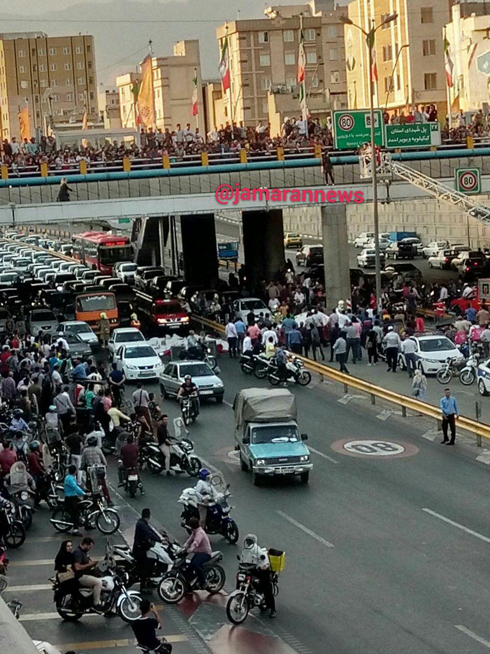 دختر جوان با تصمیم خودکشی بزرگراه امام علی را بند آورد+ تصاویر دختر جوان با تصمیم خودکشی بزرگراه امام علی را بند آورد+ تصاویر