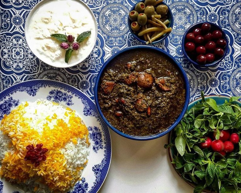چگونه خورش قرمه سبزی مادرانه تهیه کنیم؟ چگونه خورش قرمه سبزی مادرانه تهیه کنیم؟