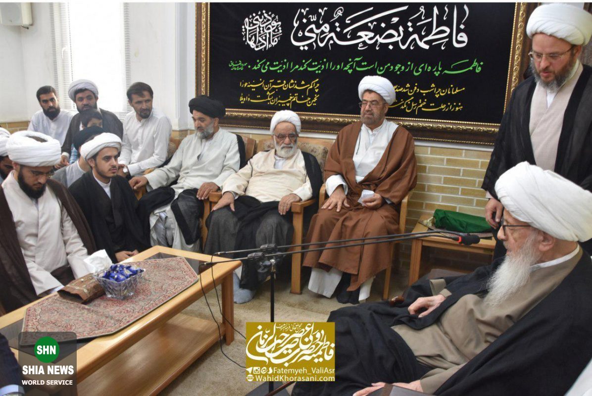 عمامه گذاری جمعی از طلاب توسط آیت الله وحید خراسانی