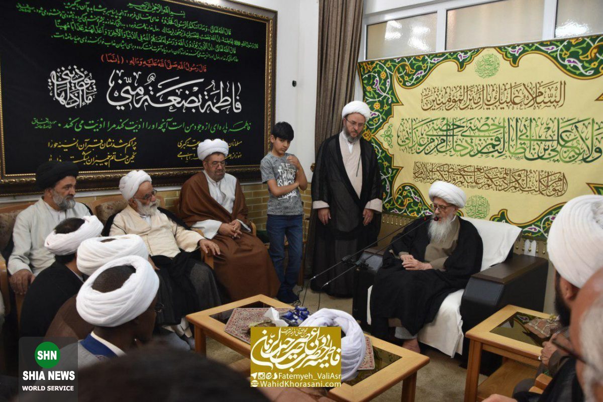 عمامه گذاری جمعی از طلاب توسط آیت الله وحید خراسانی