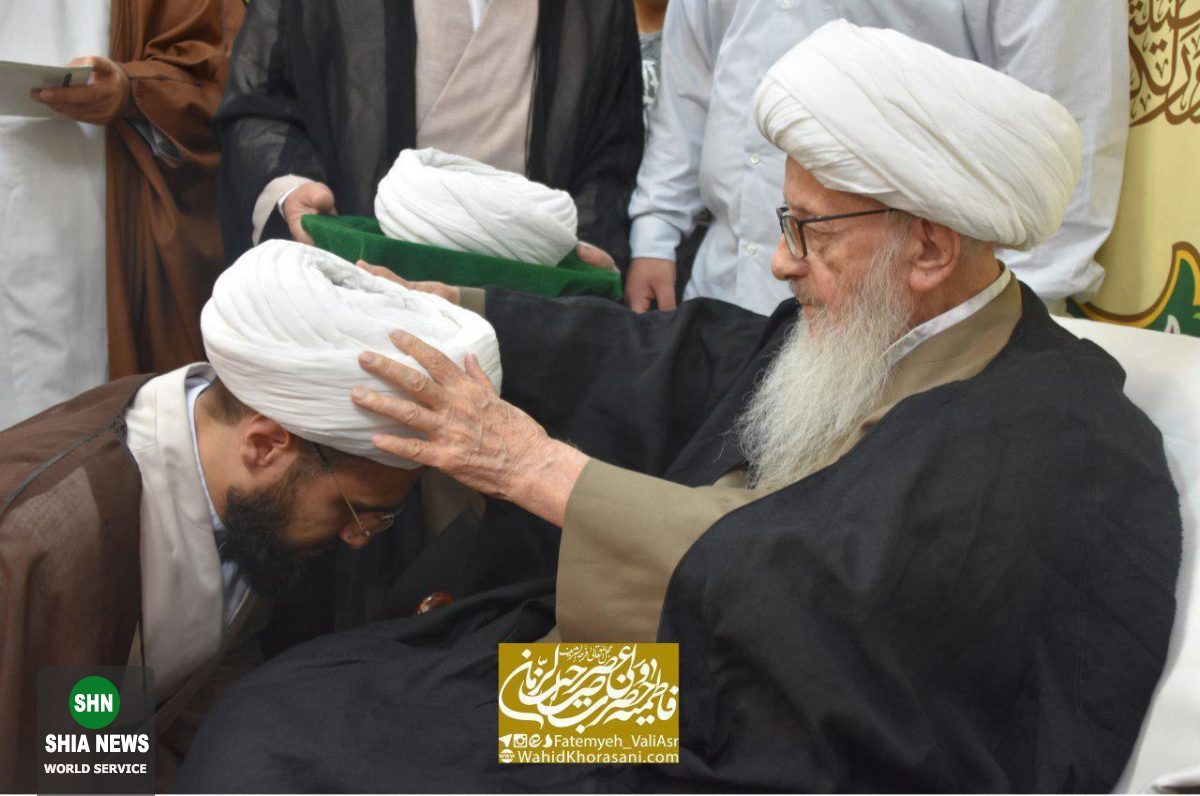 عمامه گذاری جمعی از طلاب توسط آیت الله وحید خراسانی
