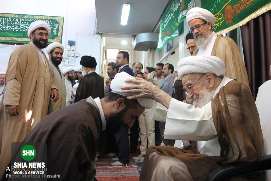 عمامه&zwnj;گذاری طلاب توسط آیت الله صافی گلپایگانی در عید سعید غدیر