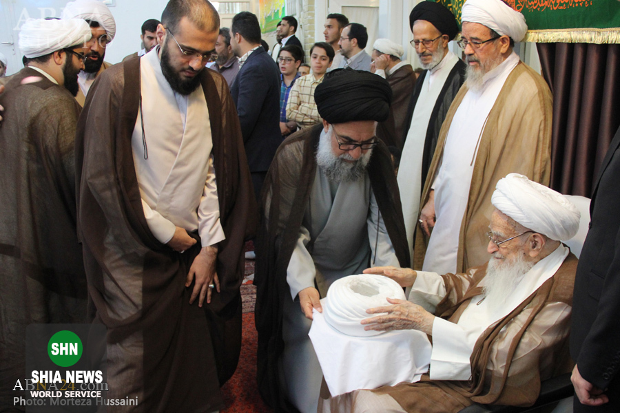 عمامه&zwnj;گذاری طلاب توسط آیت الله صافی گلپایگانی در عید سعید غدیر