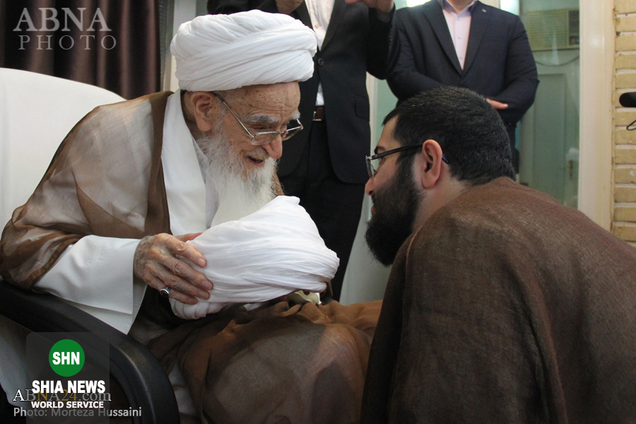 عمامه&zwnj;گذاری طلاب توسط آیت الله صافی گلپایگانی در عید سعید غدیر