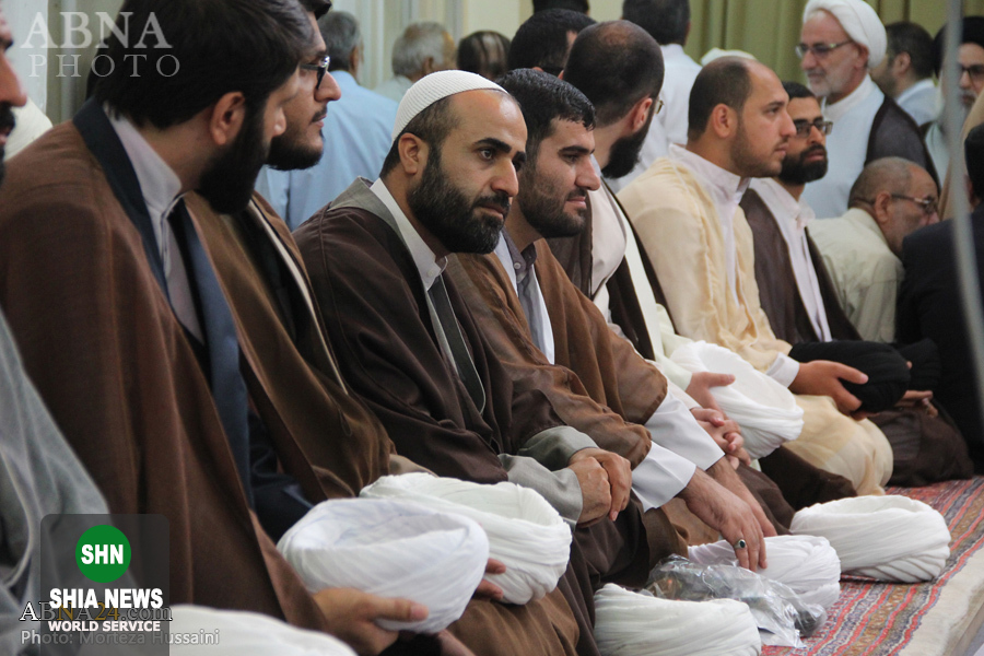 عمامه&zwnj;گذاری طلاب توسط آیت الله صافی گلپایگانی در عید سعید غدیر