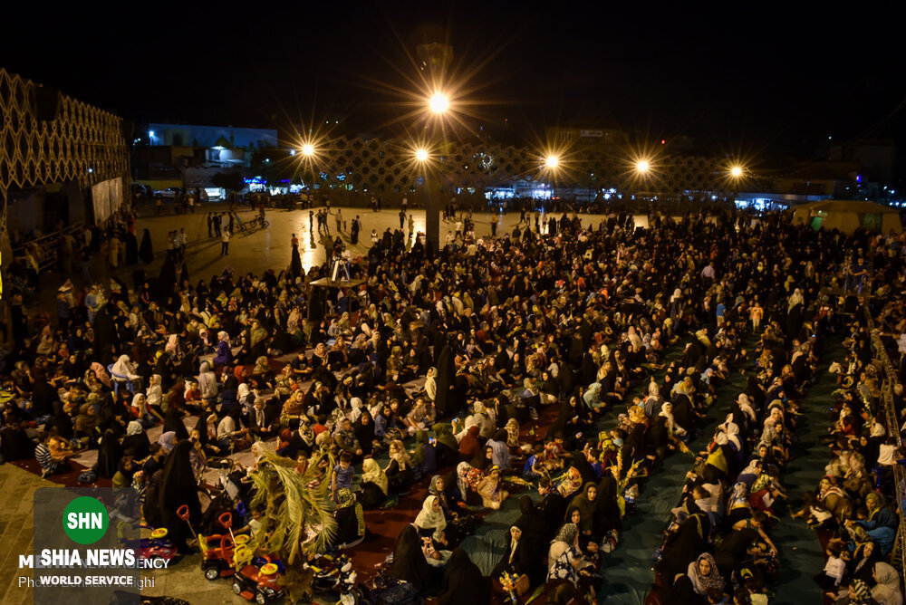 سفره بزرگ اطعام غدیر در میدان امام حسین(ع) سفره بزرگ اطعام غدیر در میدان امام حسین(ع)