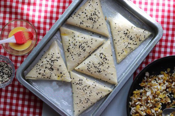 سمبوسه با خمیر یوفکا؛ عصری تابستانی و خوشمزه سمبوسه با خمیر یوفکا؛ عصری تابستانی و خوشمزه