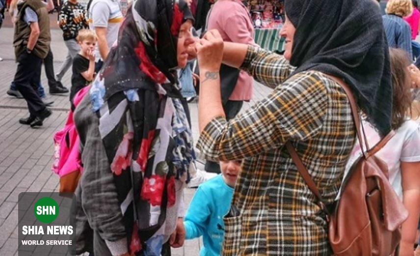 زنان غیر مسلمان در بیرمنگام حجاب رایگان دریافت کردند+ تصاویر