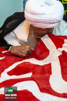 تبرک جستن آیت الله صافی گلپایگانی به پرچم حرم امام حسین(ع)