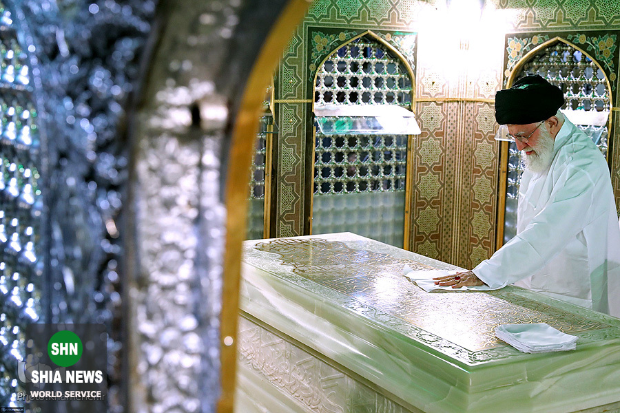 غبارروبی مضجع مطهر حضرت امام رضا (ع) غبارروبی مضجع مطهر حضرت امام رضا (ع)