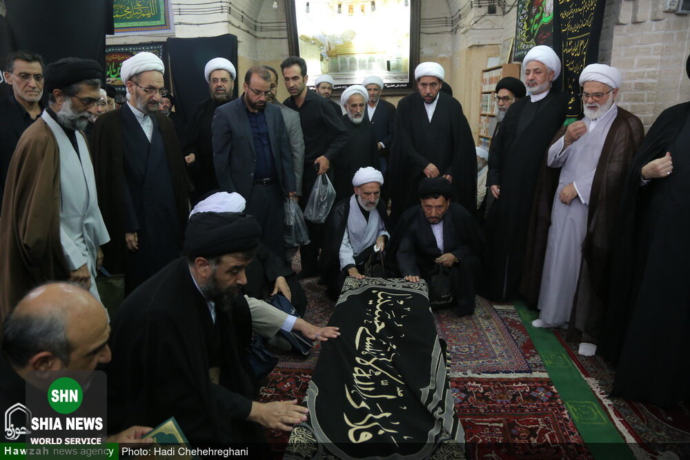 تصاویر/ تشییع پیکر نماینده آیت الله سیستانی در تهران در شهر قم تصاویر/ تشییع پیکر نماینده آیت الله سیستانی در تهران در شهر قم