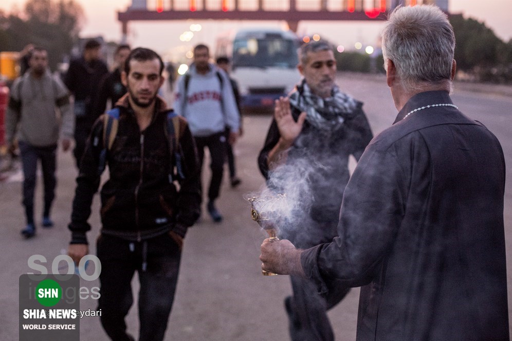 پذیرایی از زائران اربعین توسط پیرمرد مسیحی