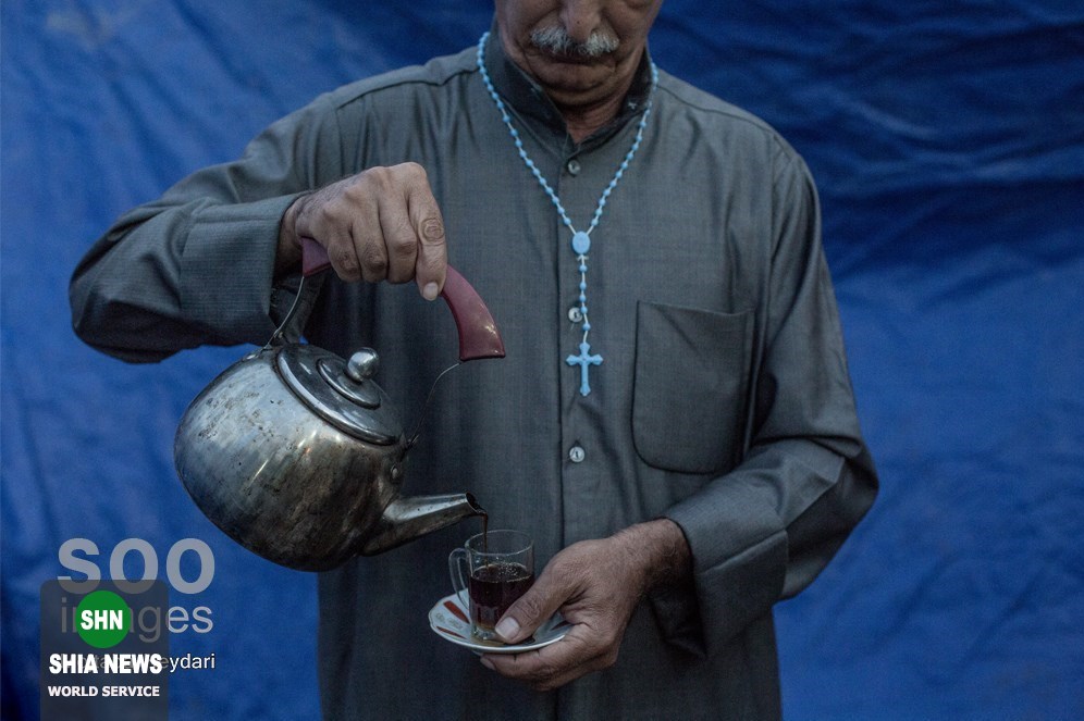 پذیرایی از زائران اربعین توسط پیرمرد مسیحی