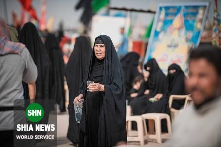 مادران عراقی در مسیر زائران امام حسین(ع) مادران عراقی در مسیر زائران امام حسین(ع)