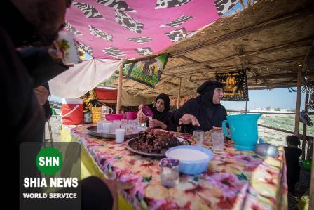 مادران عراقی در مسیر زائران امام حسین(ع) مادران عراقی در مسیر زائران امام حسین(ع)