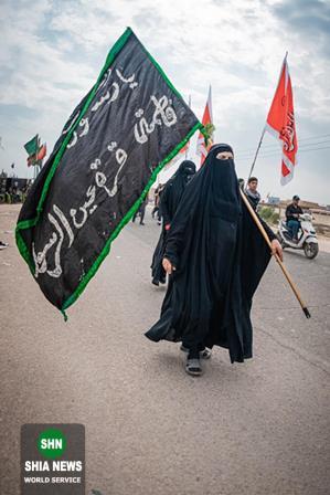 مادران عراقی در مسیر زائران امام حسین(ع) مادران عراقی در مسیر زائران امام حسین(ع)