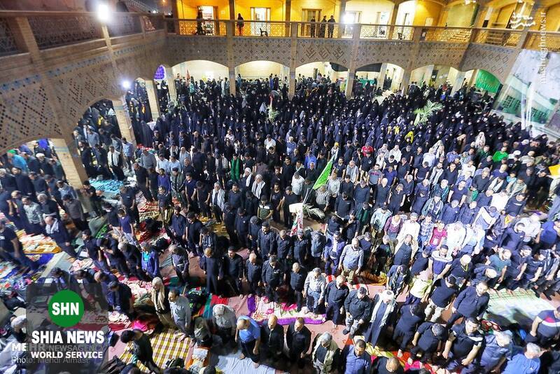 اقامه نماز جماعت زائران در مسیر کربلا اقامه نماز جماعت زائران در مسیر کربلا