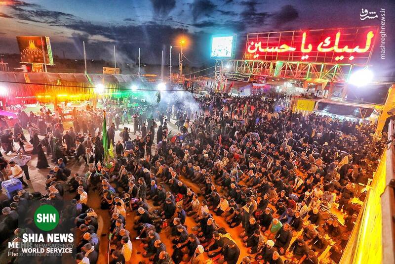 اقامه نماز جماعت زائران در مسیر کربلا اقامه نماز جماعت زائران در مسیر کربلا
