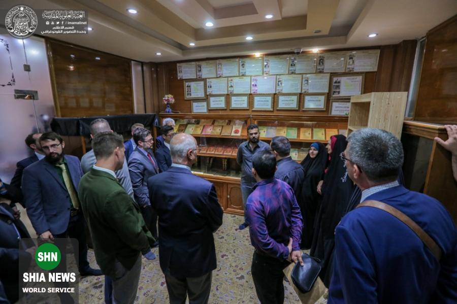 زیارت یک هیئت از دانشگاه های اروپایی از حرم امام علی(ع)