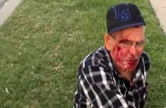 شکستن سر پیرمرد آمریکایی به جرم خواندن انجیل!