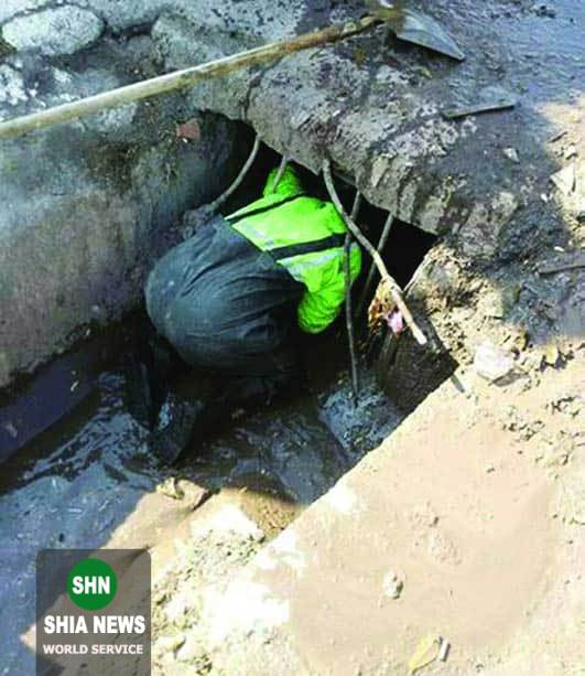 جدال با فاضلاب برای یک لقمه نان حلال جدال با فاضلاب برای یک لقمه نان حلال