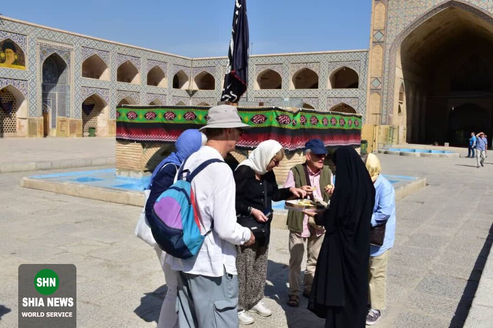 ۳۰۰ توریست خارجی با امام حسین(ع) آشنا شدند