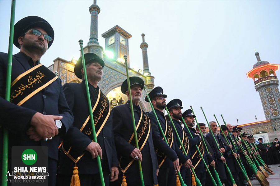 آیین جاروکشی حرم مطهر کریمه اهل&zwnj;بیت(سلام الله علیها) با حضور خادمان اعتاب مقدس
