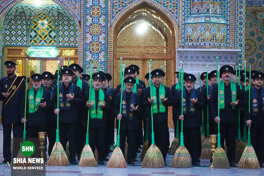 آیین جاروکشی حرم مطهر کریمه اهل&zwnj;بیت(سلام الله علیها) با حضور خادمان اعتاب مقدس