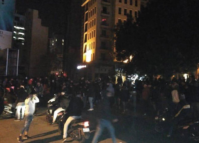 آتشسوزی خیمههای اعتصاب کنندگان در مرکز بیروت آتشسوزی خیمههای اعتصاب کنندگان در مرکز بیروت