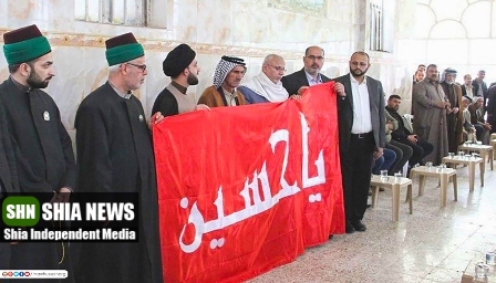 اعطای پرچم گنبد امام حسین (ع) به شهدای فرودگاه کربلا