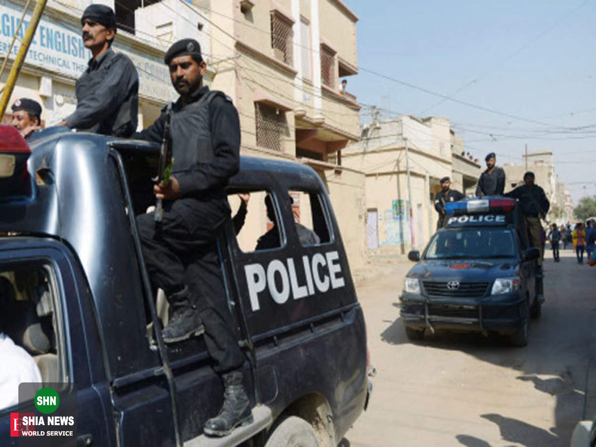 تلاش پلیس پاکستان برای متقاعد کردن مردم به اقامه نماز در منزل