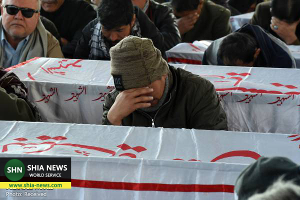 سوگواری و اعتراض شیعیان هزاره در کنار تابوت ۱۱ معدنچی