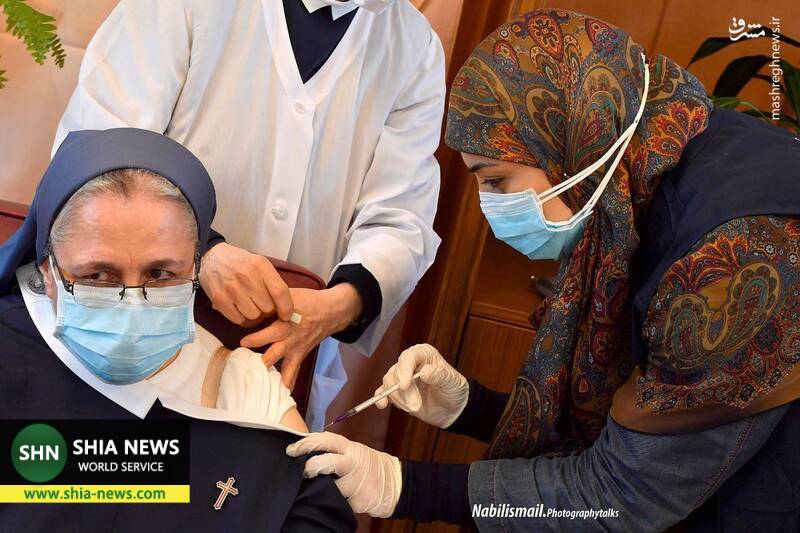 تصویر جالبی از واکسن زدن یک راهبه توسط پرستار محجبه شیعه