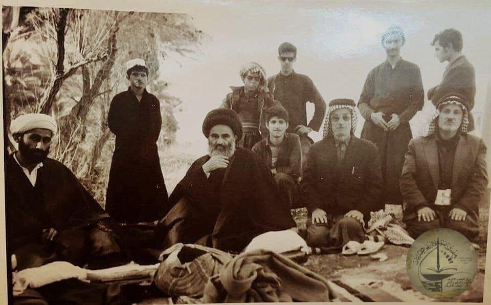 تصویر/ مرجع عالیقدر آیت الله سید محمد روحانی ( رضوان الله تعالی علیه) طریق نجف به کربلا ۱۹۶۰ میلادی تصویر/ مرجع عالیقدر آیت الله سید محمد روحانی ( رضوان الله تعالی علیه) طریق نجف به کربلا ۱۹۶۰ میلادی