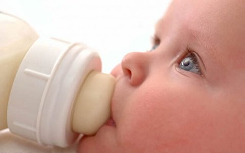 شیردهی مادر به نوزاد با رعایت اصول بهداشتی منعی ندارد