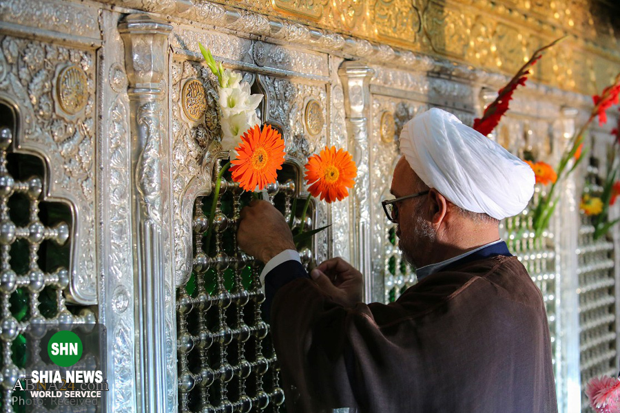 گل آرایی ضریح حضرت معصومه(س)