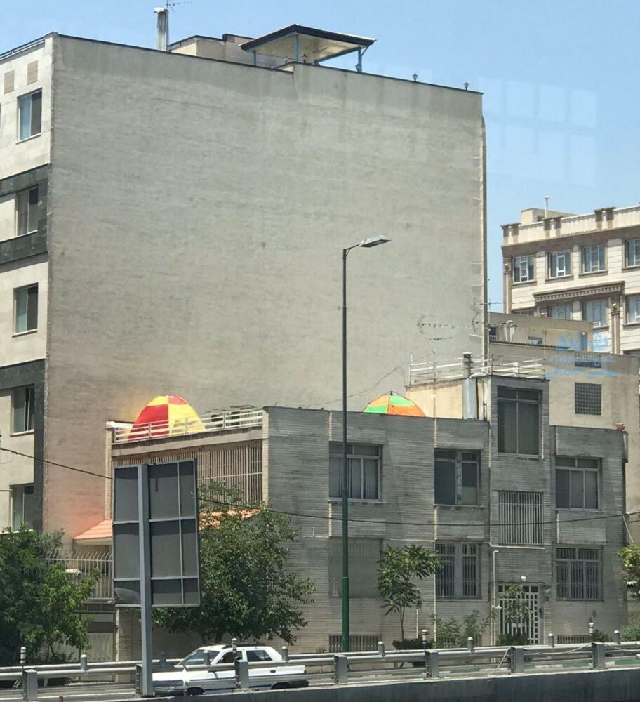 تصویری از پدیده تلخ پشت‌بام‌خوابی در تهران