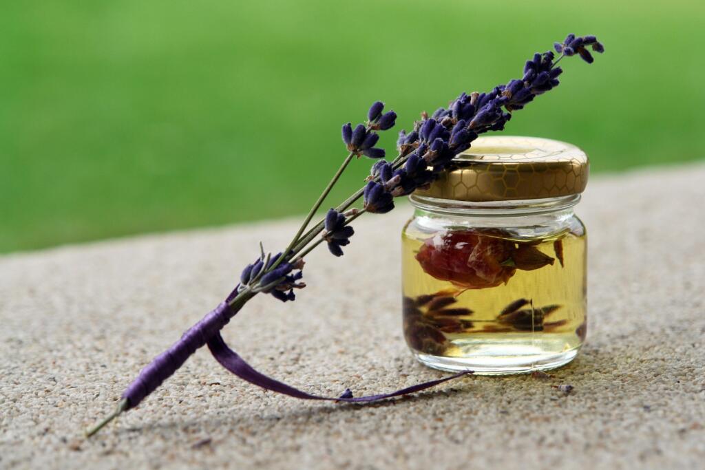 بیماری خروسک و هشت اسانس برای درمان سرفه های شدید ناشی از این بیماری