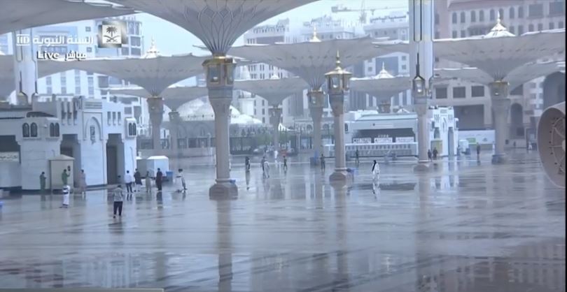 تصاویری زیبا از بارش باران در صحن های بیرونی مسجدالنبی(ص)