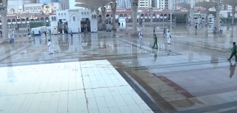 تصاویری زیبا از بارش باران در صحن های بیرونی مسجدالنبی(ص)