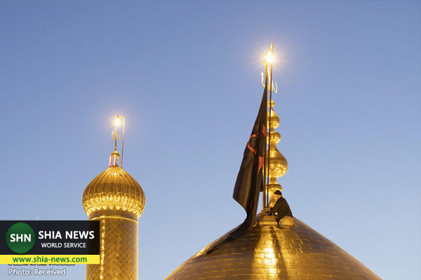 تعویض پرچم گنبد امام حسین(ع) به مناسبت فرا رسیدن ماه ربیع الاول تعویض پرچم گنبد امام حسین(ع) به مناسبت فرا رسیدن ماه ربیع الاول