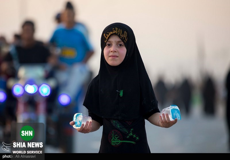 خادم کوچک زائران اربعین حسینی در عراق