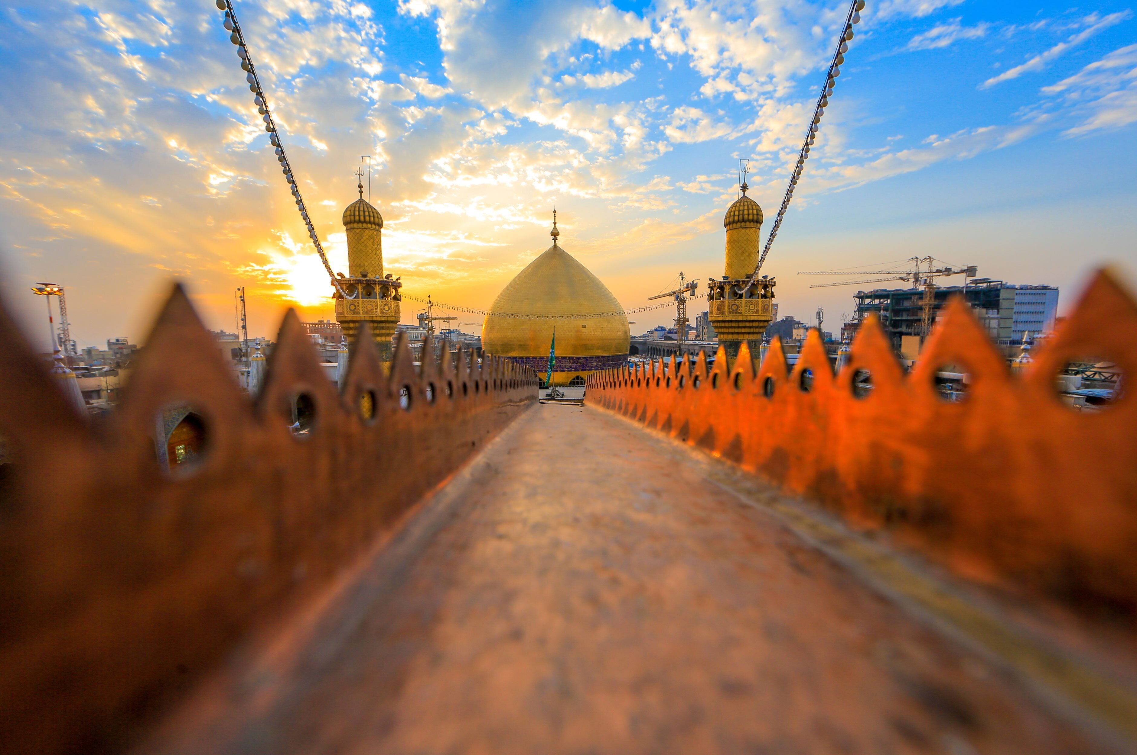 نمایی زیبا ازگنبد طلایی حرم مطهر امیرالمومنین(ع)
