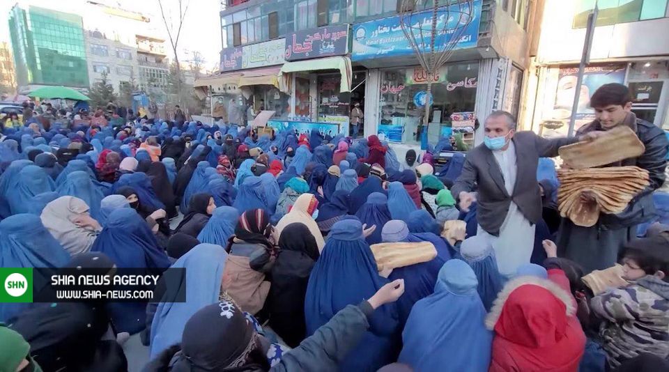 تصویر/ تجمع دردناک ده‌ها زن افغان برای دریافت نان رایگان