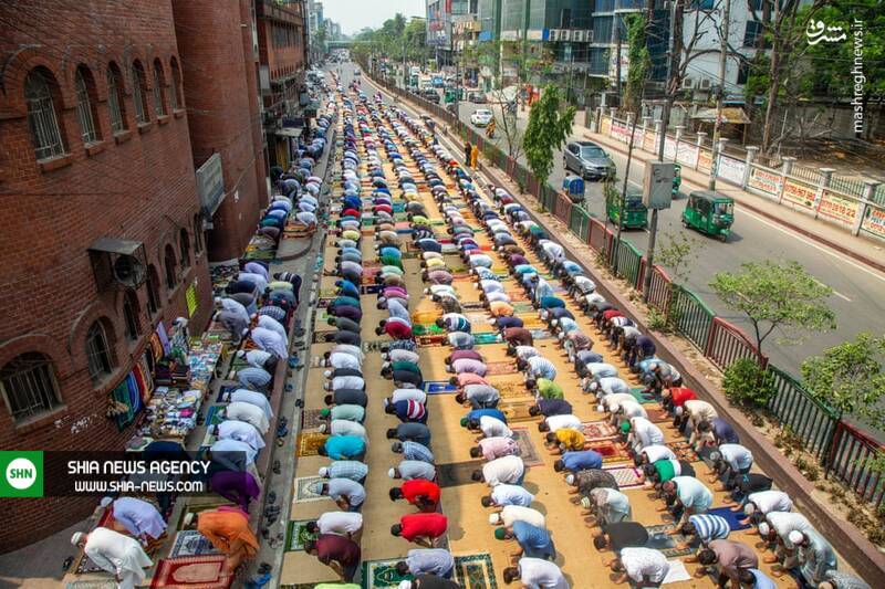 تصویر اقامه نماز مسلمانان بنگلادشی در فضای باز