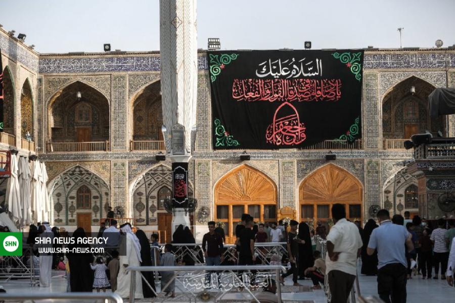 اهتزاز پرچم سیاه مزین به نام یا جعفرصادق(ع) بر بارگاه مطهر علوی