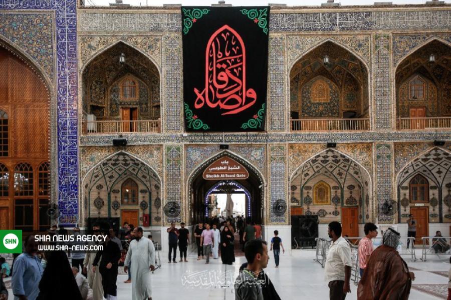 اهتزاز پرچم سیاه مزین به نام یا جعفرصادق(ع) بر بارگاه مطهر علوی